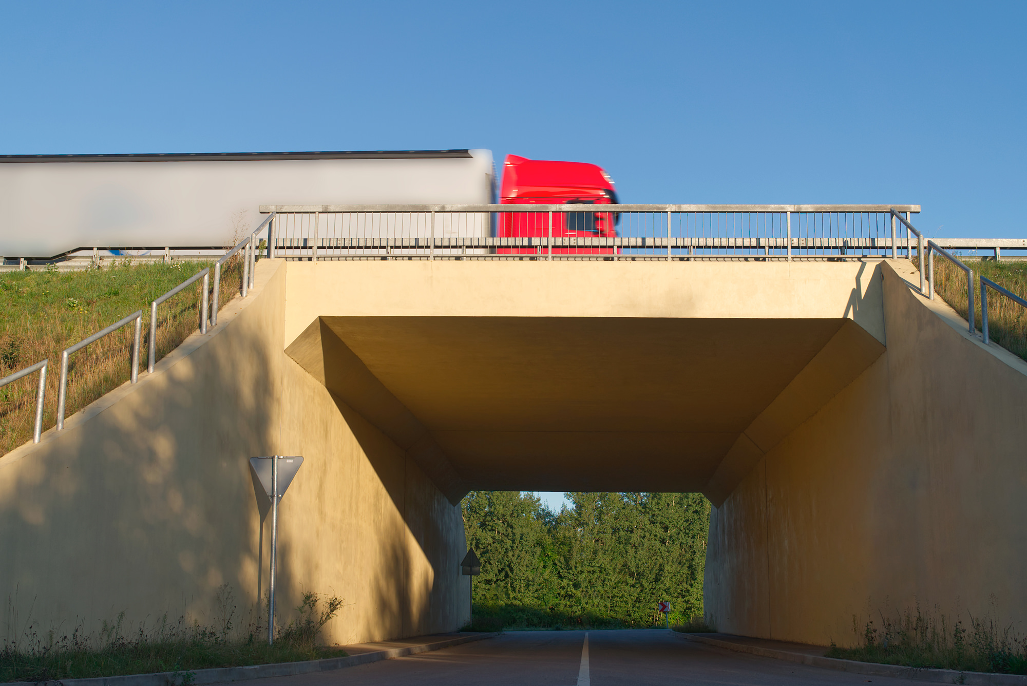 UHFB Innovation Symbolbild einer Autobahnunterführung